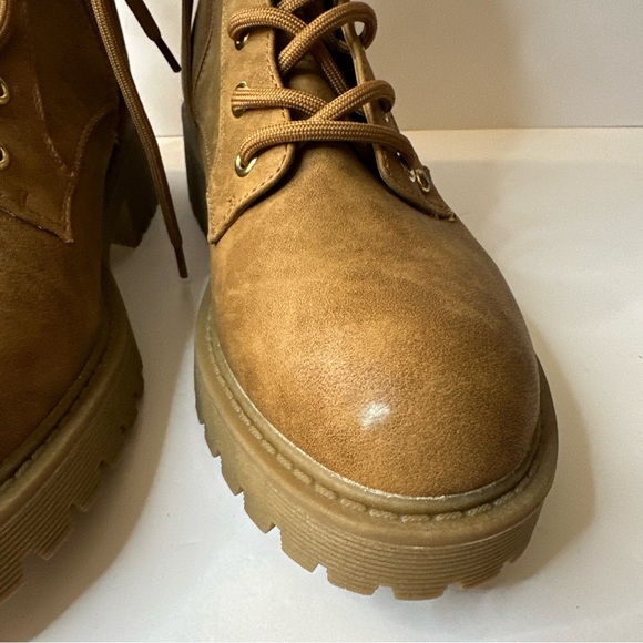 NWOB GBG Los Angeles Womens Sheelah Lug Sole Combat & Lace-Up Boots Shoes 7.5 - Picture 3 of 4